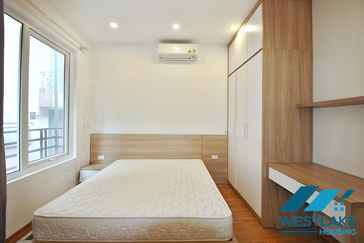Cho Thuê Căn Hộ Dịch Vụ 2 Phòng Ngủ Đẹp Sáng Thoáng View Hồ Tại Phố Vũ Miên Tây Hồ, Hà Nội