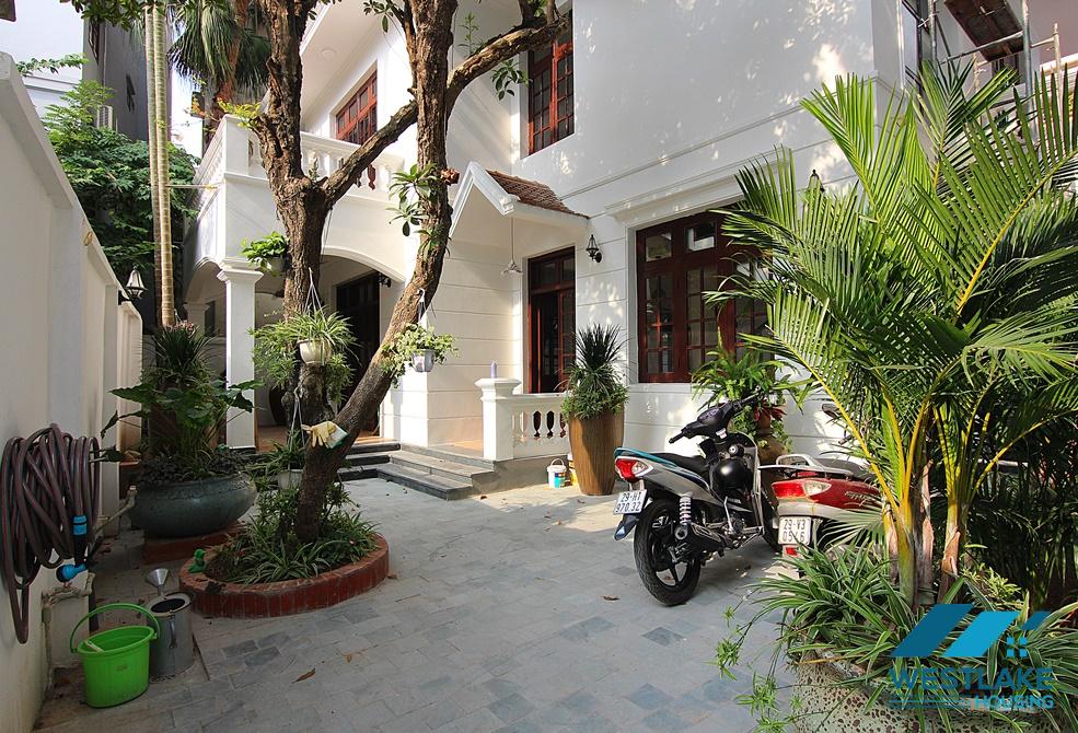 A nice house with courtyard for rent in Xuan Dieu, Tay Ho, Ha Noi