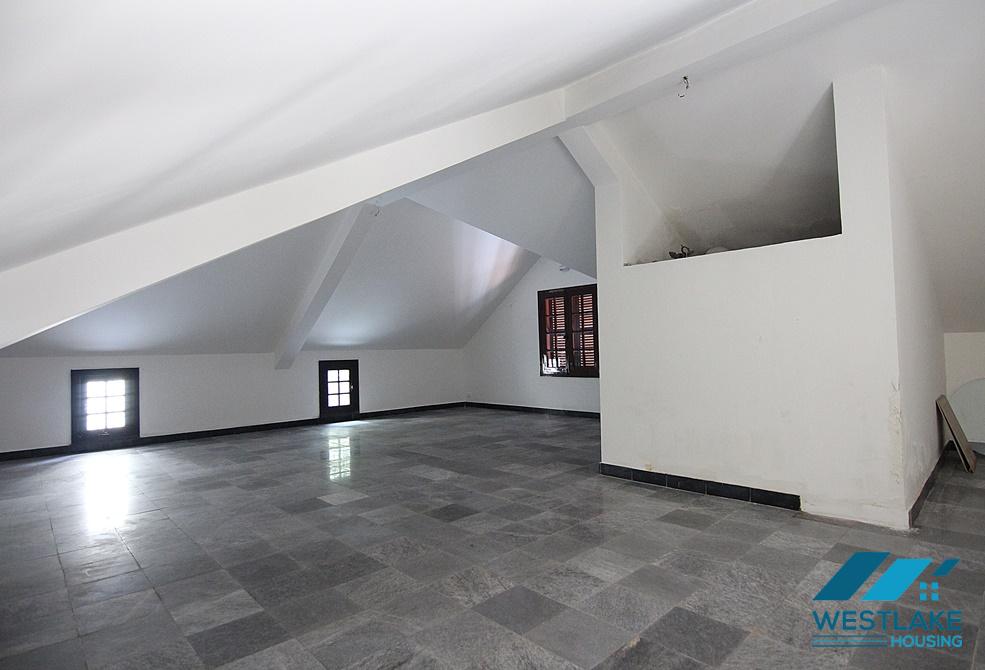 A nice house with courtyard for rent in Xuan Dieu, Tay Ho, Ha Noi