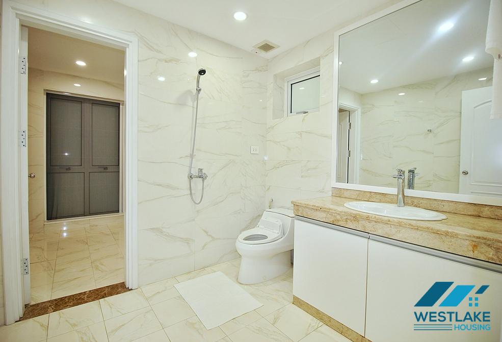 Cho Thuê Nhà 4 Phòng Ngủ Đẹp, Ban Công Sân Rộng Sáng Thoáng, Có Dịch Vụ Tại phường Tây Hồ, Hà Nội
