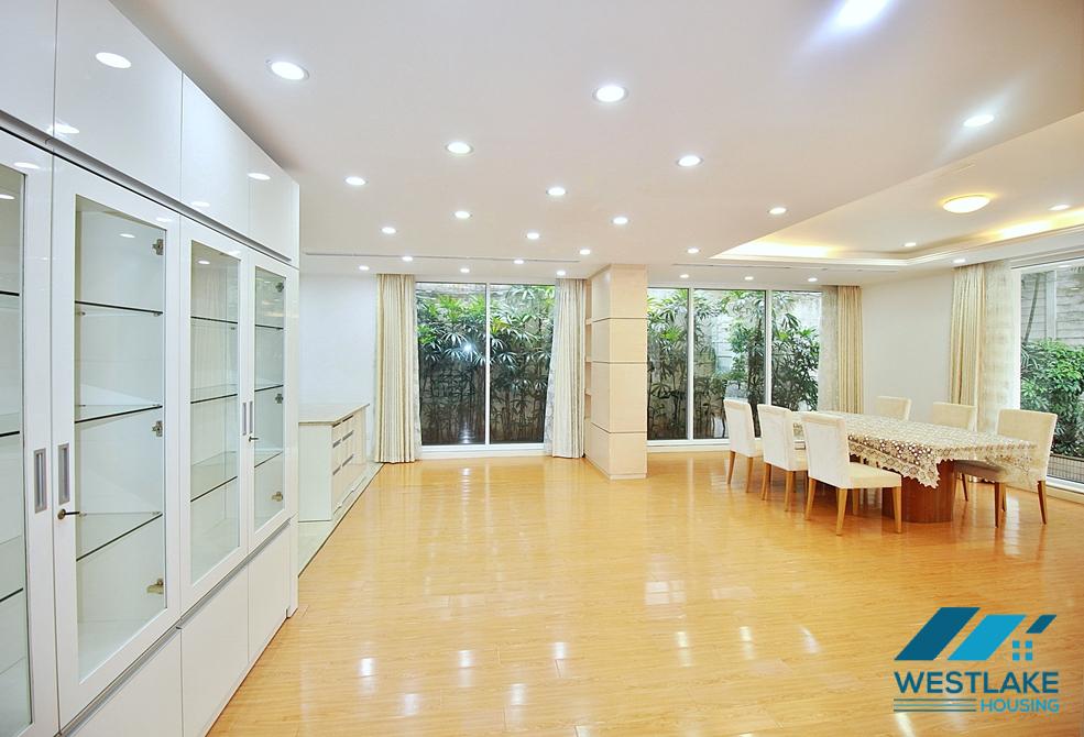 Cho Thuê Nhà 4 Phòng Ngủ Đẹp, Ban Công Sân Rộng Sáng Thoáng, Có Dịch Vụ Tại phường Tây Hồ, Hà Nội