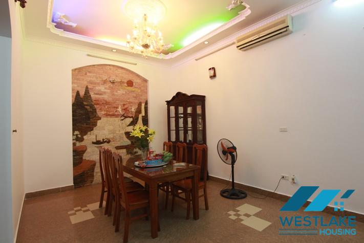 Cho Thuê Nhà 5 Phòng Ngủ Đẹp Có Sân, Ban Công Tại Đường Nghi Tàm Tây Hồ, Hà Nội