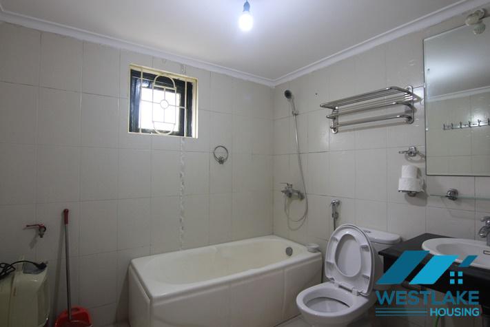 Cho Thuê Nhà 5 Phòng Ngủ Đẹp Có Sân, Ban Công Tại Đường Nghi Tàm Tây Hồ, Hà Nội