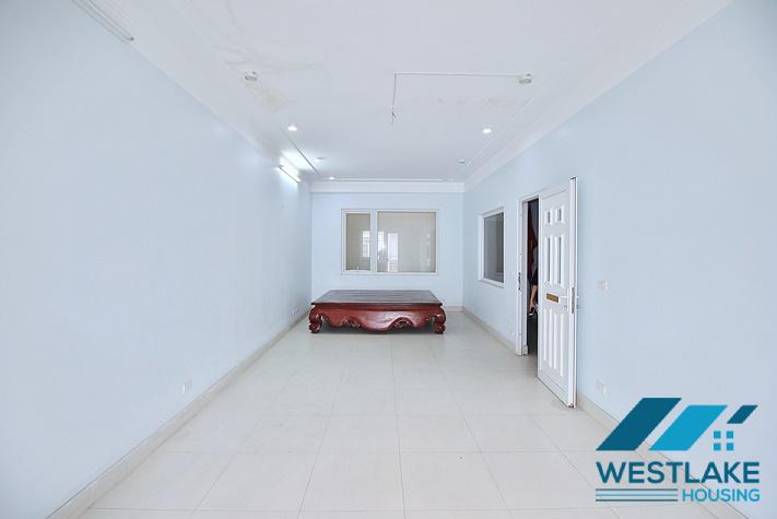 Cho Thuê Nhà 4 Phòng Ngủ không Rộng Thoáng Tại Phố An Dương Vương, Tây Hồ, Hà Nội