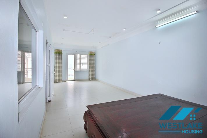 Cho Thuê Nhà 4 Phòng Ngủ không Rộng Thoáng Tại Phố An Dương Vương, Tây Hồ, Hà Nội