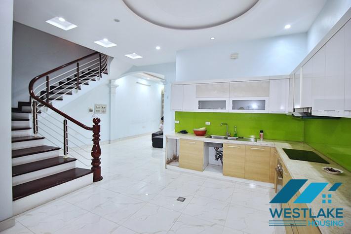 Cho Thuê Nhà 4 Phòng Ngủ không Rộng Thoáng Tại Phố An Dương Vương, Tây Hồ, Hà Nội