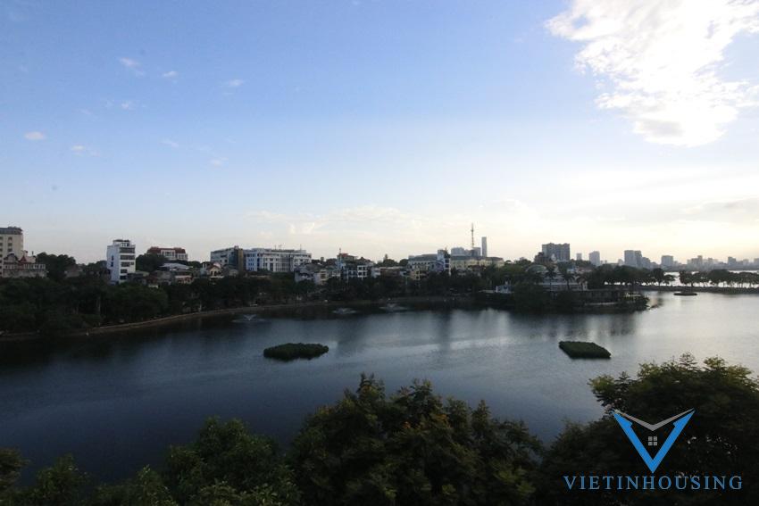 Cho thuê tòa nhà làm văn phòng , nhà hang ngay trên bờ hồ trúc bạch