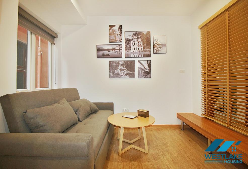 A lakeview 3 bedrooms apartment for rent on Quang An street, Tay Ho, Ha Noi