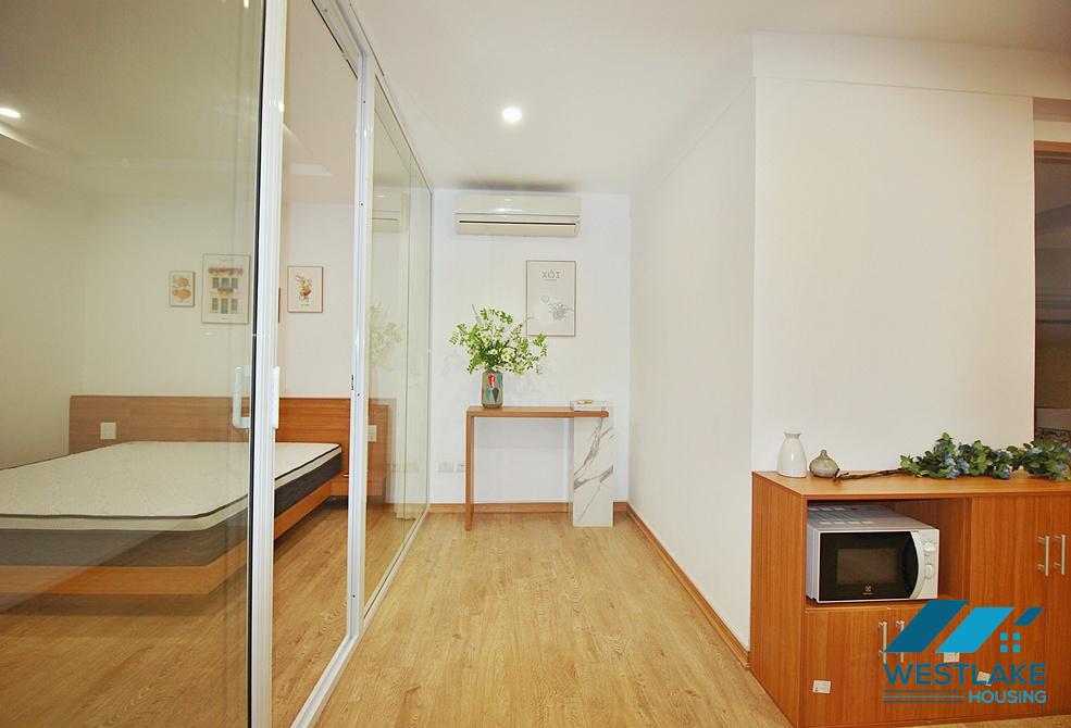 A lakeview 3 bedrooms apartment for rent on Quang An street, Tay Ho, Ha Noi