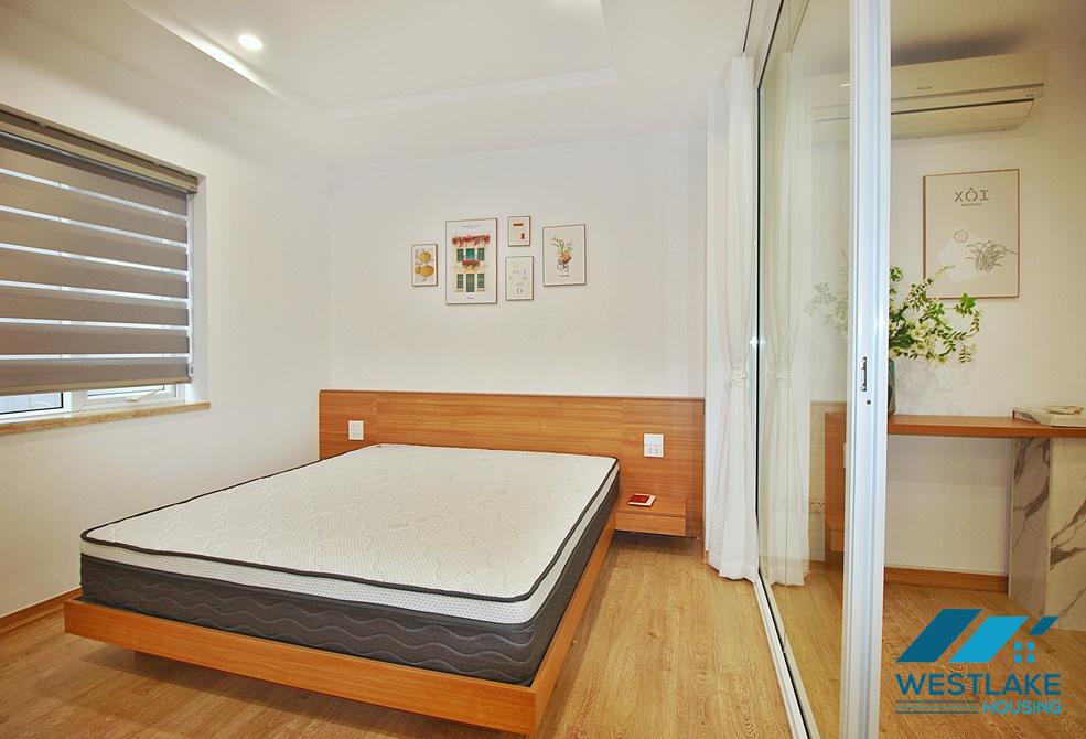 A lakeview 3 bedrooms apartment for rent on Quang An street, Tay Ho, Ha Noi