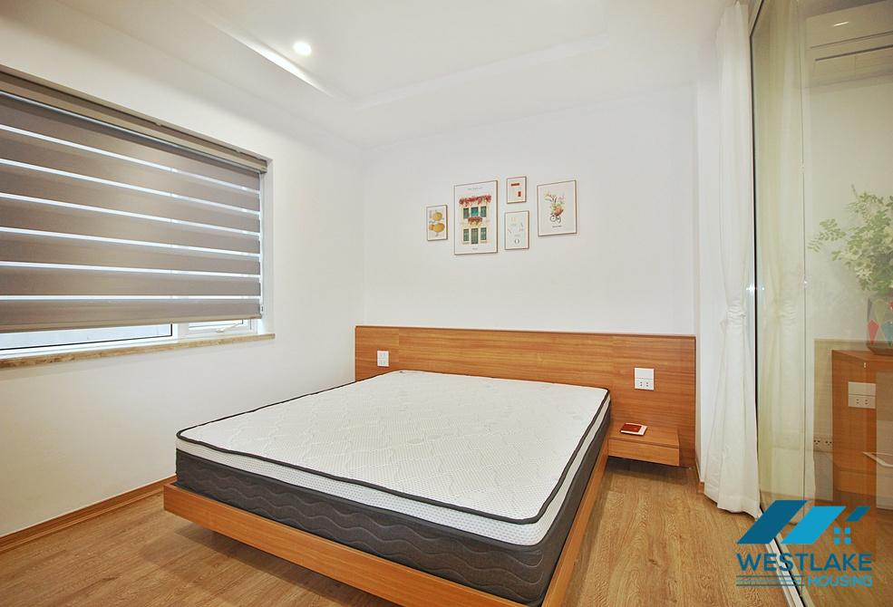 A lakeview 3 bedrooms apartment for rent on Quang An street, Tay Ho, Ha Noi