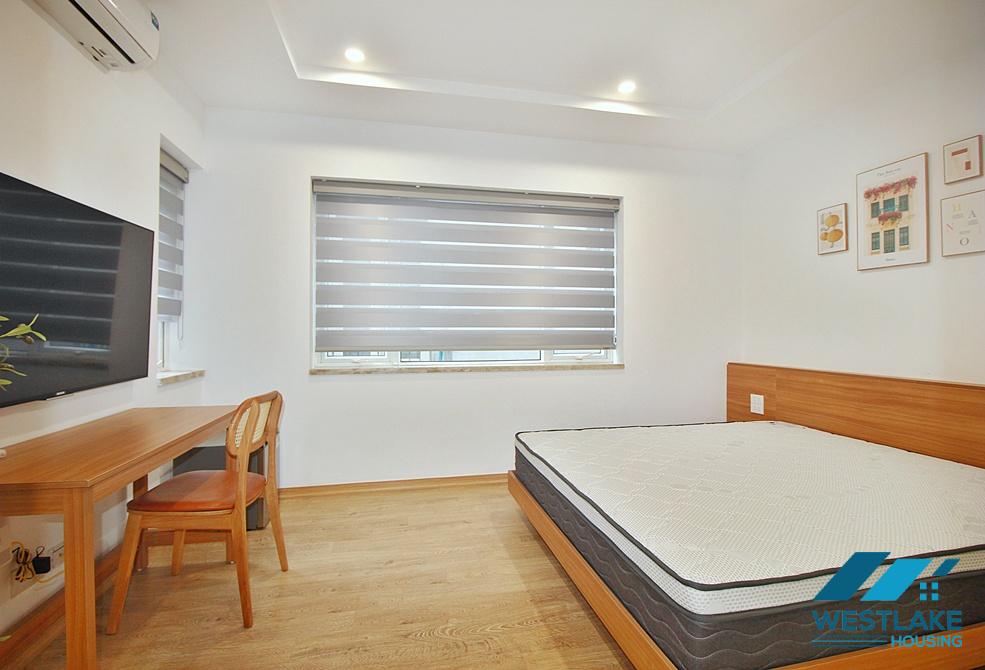 A lakeview 3 bedrooms apartment for rent on Quang An street, Tay Ho, Ha Noi