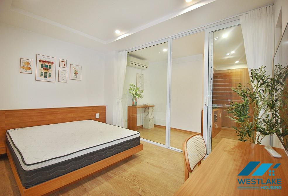 A lakeview 3 bedrooms apartment for rent on Quang An street, Tay Ho, Ha Noi