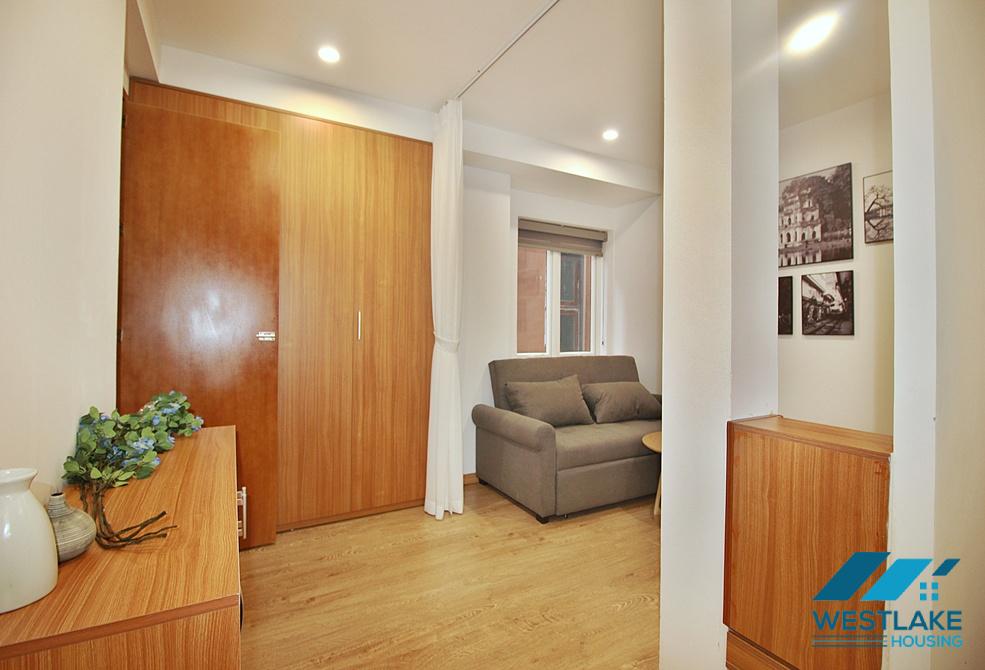 A lakeview 3 bedrooms apartment for rent on Quang An street, Tay Ho, Ha Noi