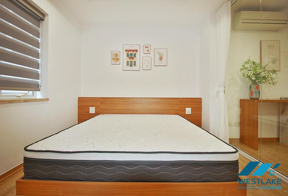 A lakeview 3 bedrooms apartment for rent on Quang An street, Tay Ho, Ha Noi