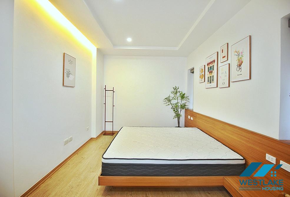 A lakeview 3 bedrooms apartment for rent on Quang An street, Tay Ho, Ha Noi