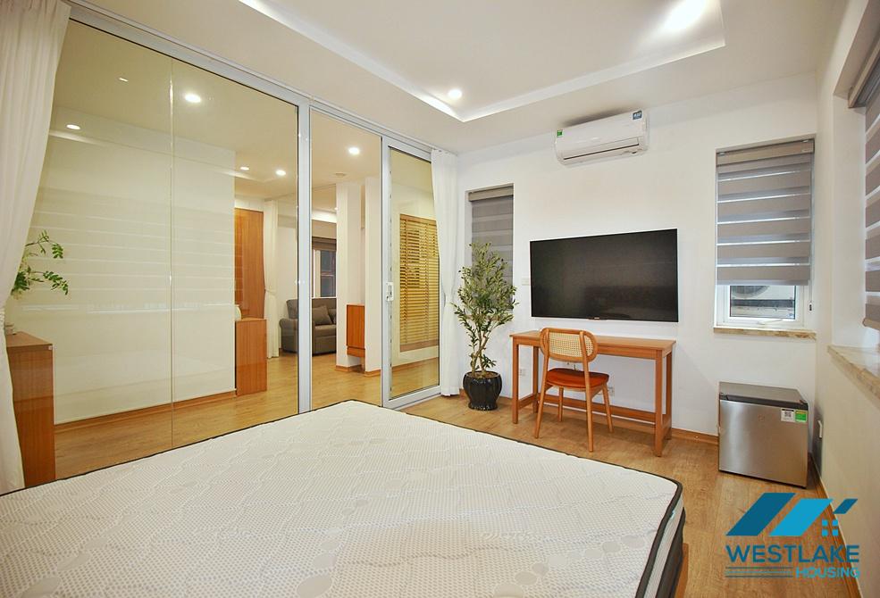 A lakeview 3 bedrooms apartment for rent on Quang An street, Tay Ho, Ha Noi