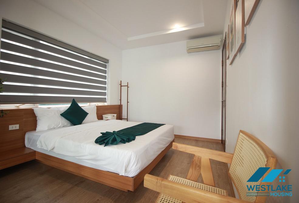 A lakeview 3 bedrooms apartment for rent on Quang An street, Tay Ho, Ha Noi