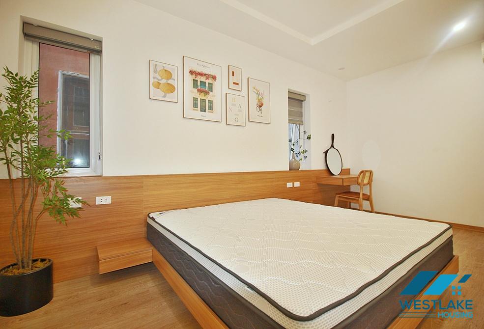 A lakeview 3 bedrooms apartment for rent on Quang An street, Tay Ho, Ha Noi