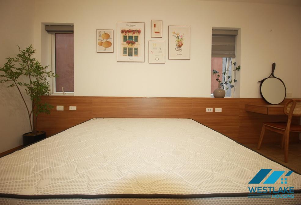 A lakeview 3 bedrooms apartment for rent on Quang An street, Tay Ho, Ha Noi