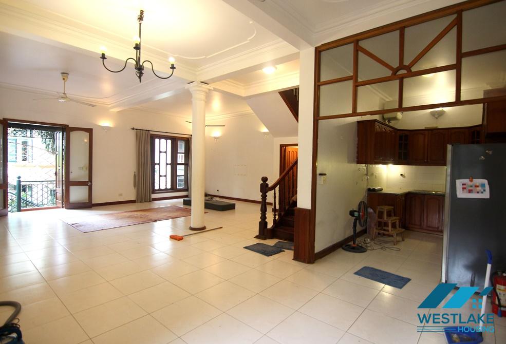 A 5 bedroom villa with big yard for rent in Xuan Dieu, Tay Ho, Ha Noi