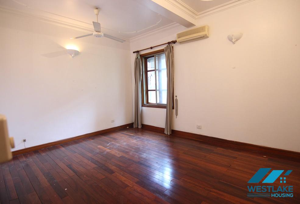 A 5 bedroom villa with big yard for rent in Xuan Dieu, Tay Ho, Ha Noi