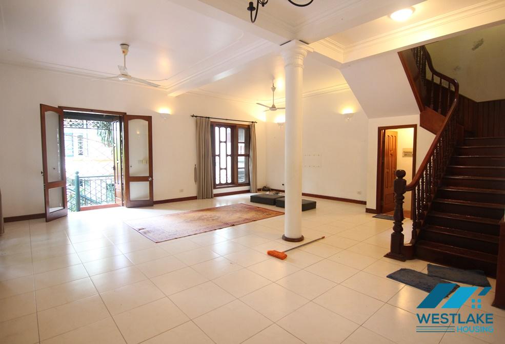 A 5 bedroom villa with big yard for rent in Xuan Dieu, Tay Ho, Ha Noi