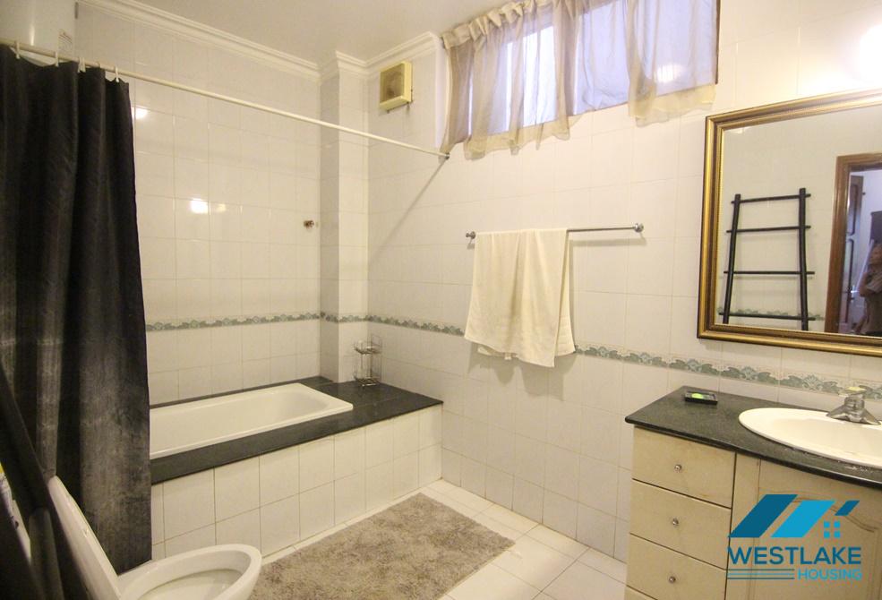A 5 bedroom villa with big yard for rent in Xuan Dieu, Tay Ho, Ha Noi