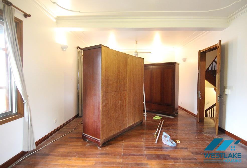 A 5 bedroom villa with big yard for rent in Xuan Dieu, Tay Ho, Ha Noi