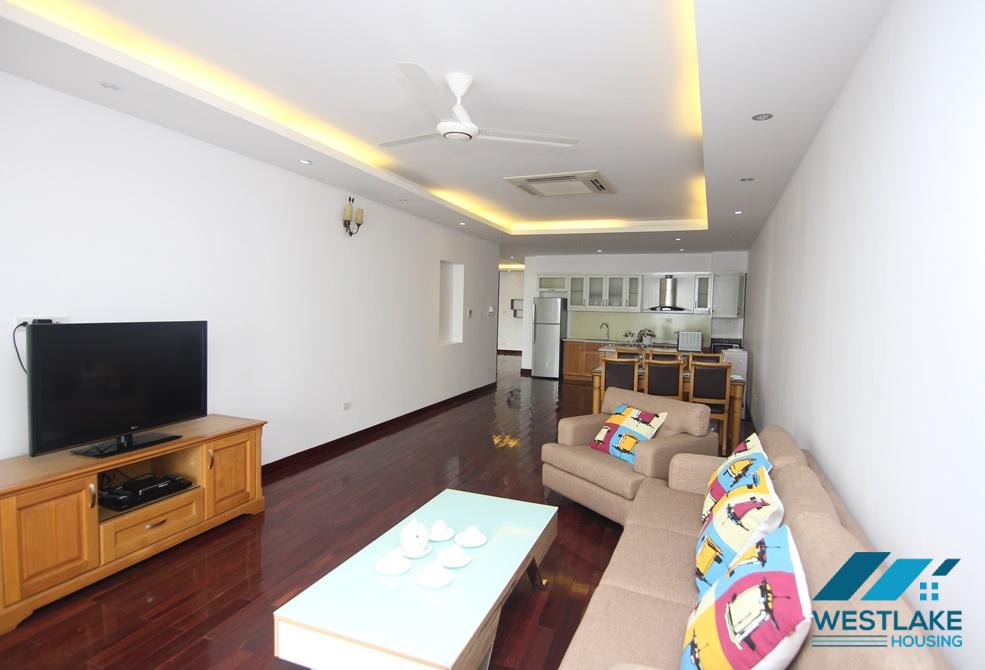 A lake view 3 bedroom apartment for rent in Xuan Dieu, Tay Ho, Ha Noi