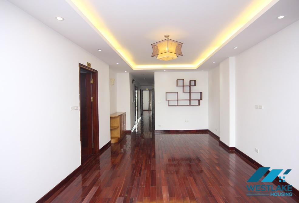 A lake view 3 bedroom apartment for rent in Xuan Dieu, Tay Ho, Ha Noi