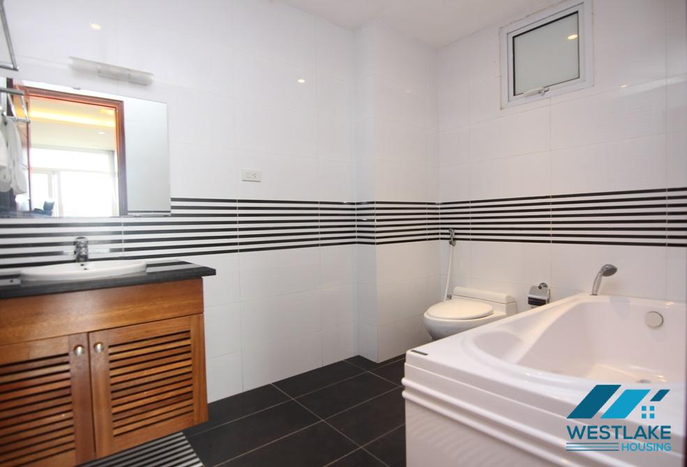 A lake view 3 bedroom apartment for rent in Xuan Dieu, Tay Ho, Ha Noi