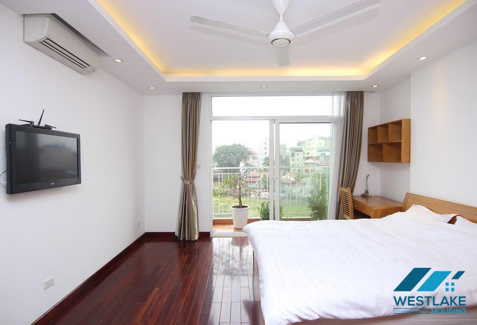 A lake view 3 bedroom apartment for rent in Xuan Dieu, Tay Ho, Ha Noi