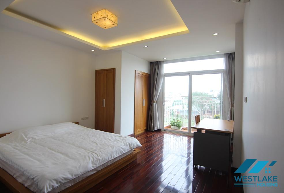 A lake view 3 bedroom apartment for rent in Xuan Dieu, Tay Ho, Ha Noi