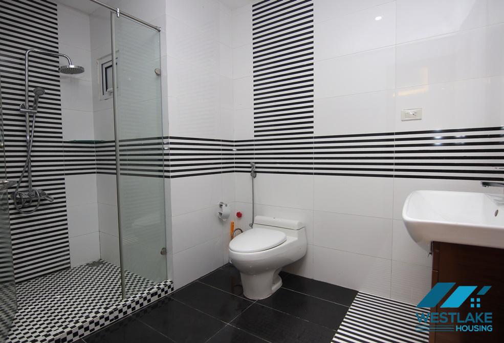 A lake view 3 bedroom apartment for rent in Xuan Dieu, Tay Ho, Ha Noi