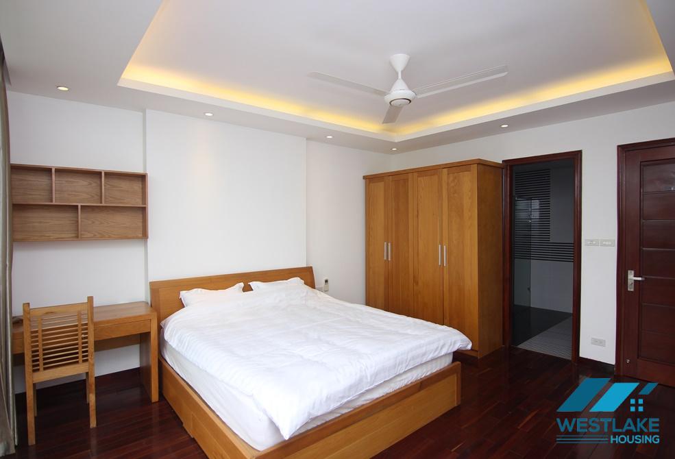 A lake view 3 bedroom apartment for rent in Xuan Dieu, Tay Ho, Ha Noi