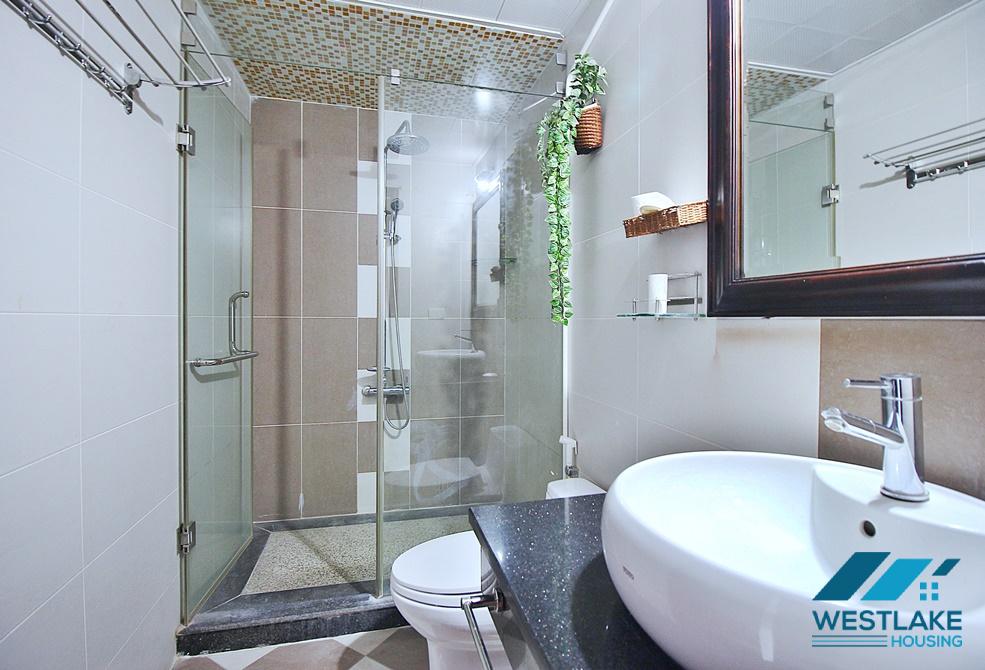 A lake view 2 bedroom apartment for lease in Xuan Dieu, Tay Ho