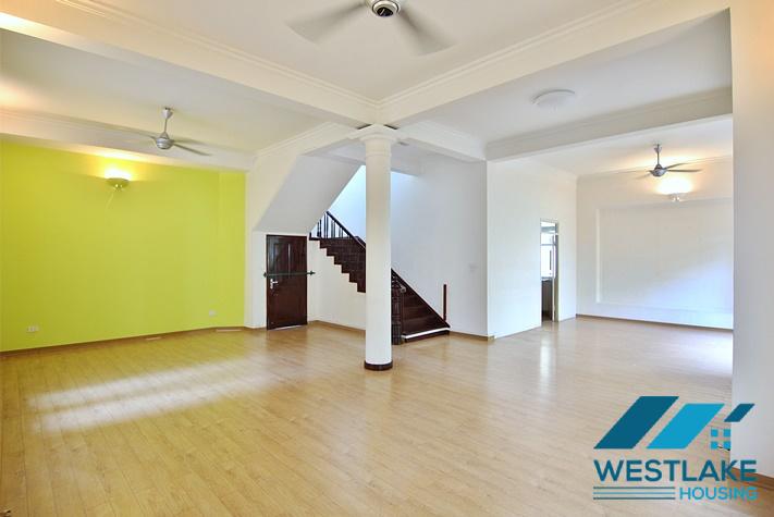 Cho Thuê Nhà 5 Phòng Ngủ Rộng Đẹp Có Hồ Bơi Tại Phố Tô Ngọc Vân, Tây Hồ, Hà Nội