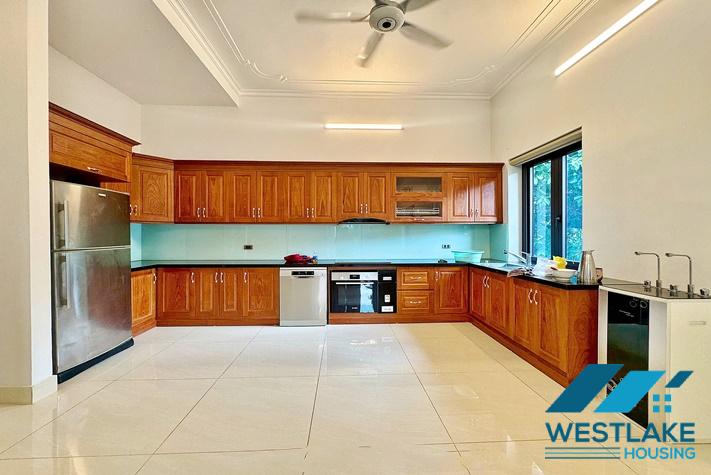 Cho Thuê Nhà 4 Phòng Ngủ Đường Xuân Diệu Tây Hồ, Hà Nội, Phong Cách Hiện Đại, Sân Vườn Sáng Thoáng