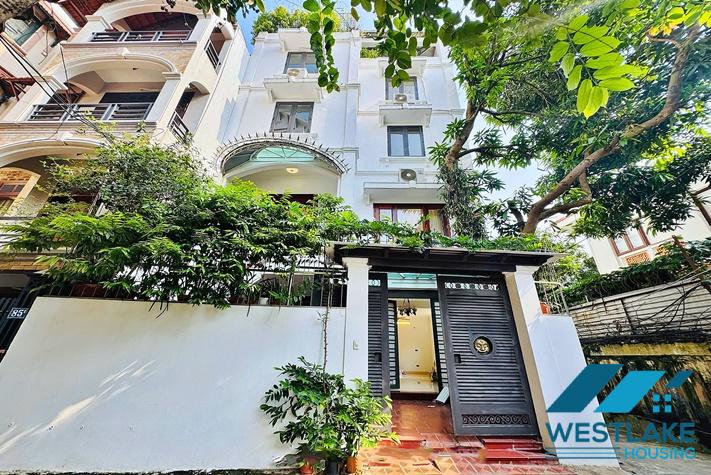 Cho Thuê Nhà 4 Phòng Ngủ Đường Xuân Diệu Tây Hồ, Hà Nội, Phong Cách Hiện Đại, Sân Vườn Sáng Thoáng