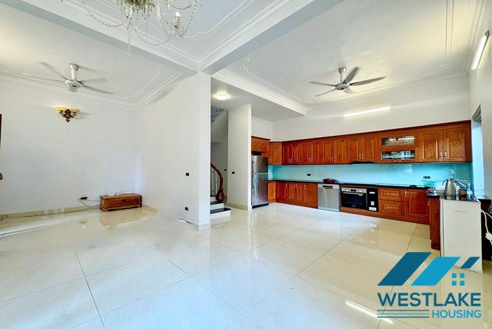 Cho Thuê Nhà 4 Phòng Ngủ Đường Xuân Diệu Tây Hồ, Hà Nội, Phong Cách Hiện Đại, Sân Vườn Sáng Thoáng