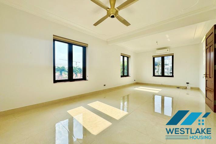 Cho Thuê Nhà 4 Phòng Ngủ Đường Xuân Diệu Tây Hồ, Hà Nội, Phong Cách Hiện Đại, Sân Vườn Sáng Thoáng