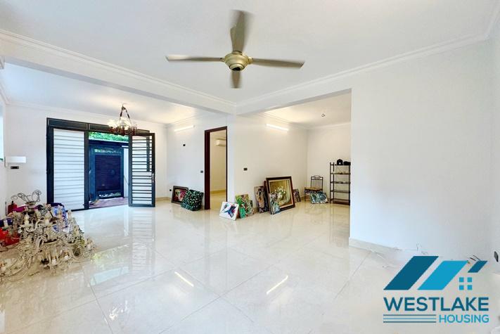 Cho Thuê Nhà 4 Phòng Ngủ Đường Xuân Diệu Tây Hồ, Hà Nội, Phong Cách Hiện Đại, Sân Vườn Sáng Thoáng