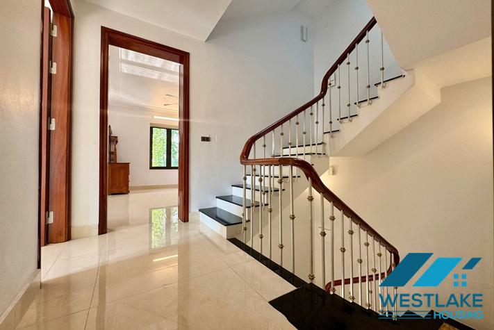 Cho Thuê Nhà 4 Phòng Ngủ Đường Xuân Diệu Tây Hồ, Hà Nội, Phong Cách Hiện Đại, Sân Vườn Sáng Thoáng