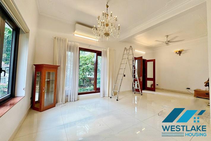 Cho Thuê Nhà 4 Phòng Ngủ Đường Xuân Diệu Tây Hồ, Hà Nội, Phong Cách Hiện Đại, Sân Vườn Sáng Thoáng