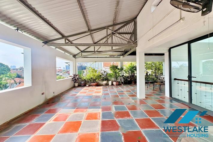 Cho Thuê Nhà 4 Phòng Ngủ Đường Xuân Diệu Tây Hồ, Hà Nội, Phong Cách Hiện Đại, Sân Vườn Sáng Thoáng