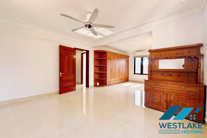 Cho Thuê Nhà 4 Phòng Ngủ Đường Xuân Diệu Tây Hồ, Hà Nội, Phong Cách Hiện Đại, Sân Vườn Sáng Thoáng