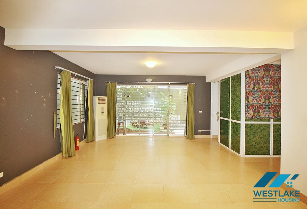 Cho Thuê Nhà 4 Phòng Ngủ Có Sân Vườn Rộng Thoáng Sáng, Nội Thất Cơ Bản Tại Phố Quảng Khánh, Tây Hồ, Hà Nội Cho Thuê Nhà 4 Phòng Ngủ Có Sân Vườn Rộng Thoáng Sáng, Nội Thất Cơ Bản Tại Phố Quảng Khánh, Tây Hồ, Hà Nội