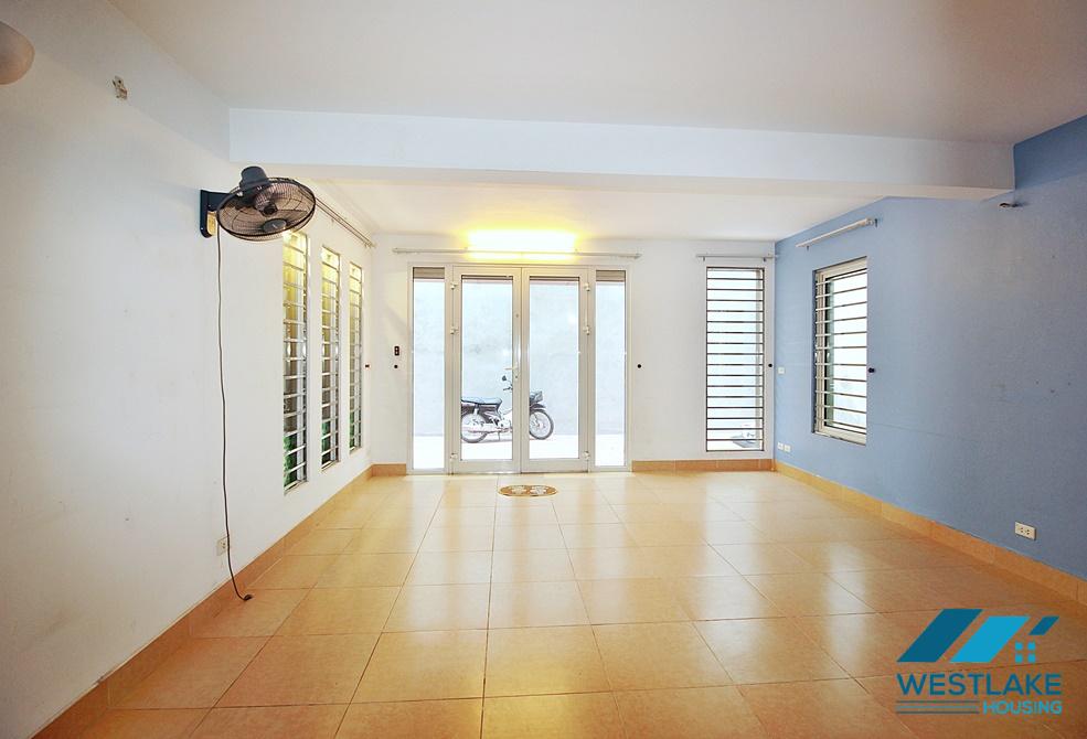 Cho Thuê Nhà 4 Phòng Ngủ Có Sân Vườn Rộng Thoáng Sáng, Nội Thất Cơ Bản Tại Phố Quảng Khánh, Tây Hồ, Hà Nội Cho Thuê Nhà 4 Phòng Ngủ Có Sân Vườn Rộng Thoáng Sáng, Nội Thất Cơ Bản Tại Phố Quảng Khánh, Tây Hồ, Hà Nội