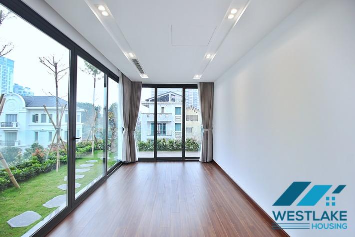 Ngôi Nhà 6 Phòng Ngủ Sáng Thoáng Hiện Đại Có Sân Thượng Rộng Cho Thuê Tại Tây Hồ, Hà Nội